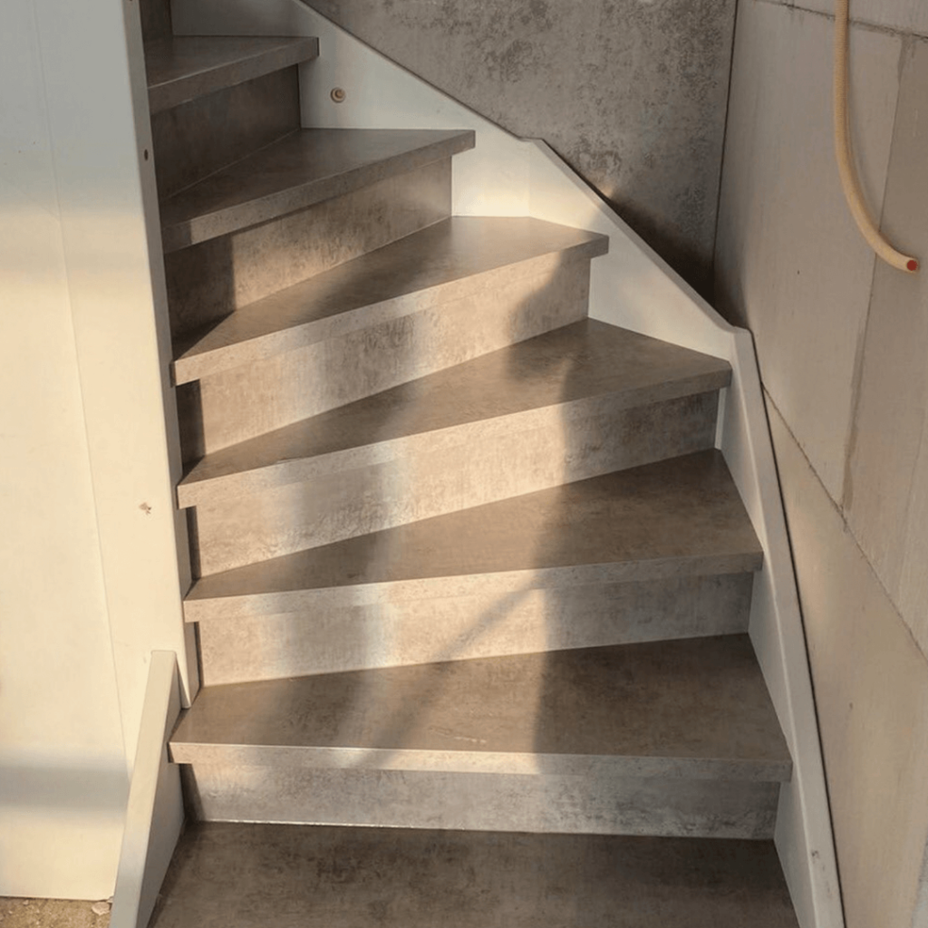 van der Pol Trappen betonlook houten trap grijs